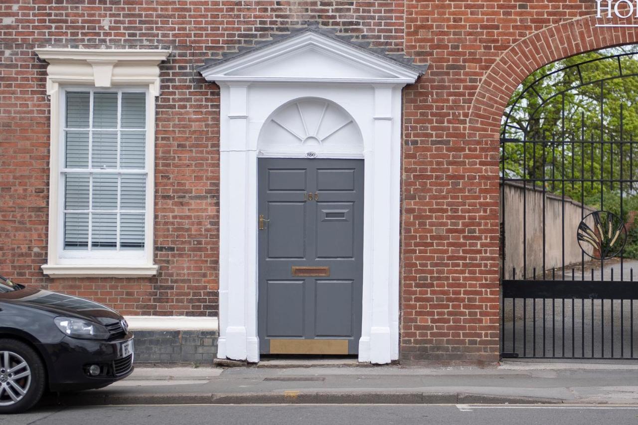 Coopers, Ground Floor Apartment With 2 Bedrooms And 2 Bathrooms Within A Georgian Listed Building 特伦特河畔伯顿 外观 照片